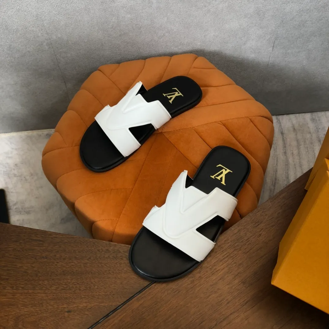 Factory price: 270💰LV counters are selling new brand luxury men's slippers, casual, loose and comfortable. The must-have model in the picture above [Happy][Happy], multiple colors available Size: 38-44, customized 45